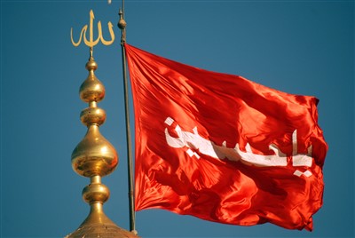 پرچم سرخ گنبد حرم امام حسین علیه السلام